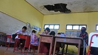 Siswa SDN 01 Alasbayur belajar di ruang kelas yang rusak di Desa Alasbayur, Mlandingan, Situbondo, Jawa Timur, Rabu (15/12/2021).