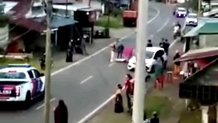 Tangkapan layar video viral mobil Polantas hanya lewat saat korban kecelakaan terkapar di jalanan di Bulukumba, Sulsel. (dok. Istimewa)