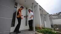 Direktur Utama PT Bank Tabungan Negara (Persero) Tbk Haru Koesmahargyo sedang meninjau perumahan Panorama Garden di wilayah Malang, Jawa Timur usai melakukan ceremony penanaman 2.500 bibit pohon di perumahan tersebut pada Selasa (14/12).