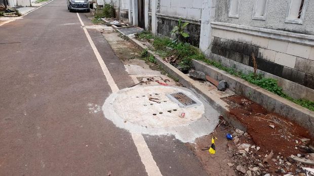 Tutup sumur resapan di dekat rumah Soleh Solihun, Lebak Buluh, sudah terpasang sempurna, Rabu (15/12/2021).