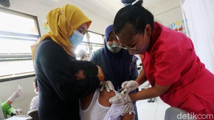 Siswa Siswi sekolah dasar menerima vaksin COVID 19 di SD Negeri 2 Pondok Bambu, Jakarta, Selasa (14/12/2021). Pemerintah memulai vaksin Covid-19 anak berusia 6-11 tahun mulai hari ini. Sasaran vaksinasinya mencapai 26,5 juta anak berdasarkan data sensus penduduk 2020.