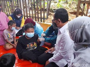 Anak Jalanan di Kampung Mongol Bogor Divaksinasi