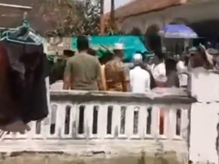video keranda mayat digotong dengan lari viral