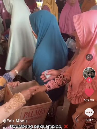 Video viral emak-emak memberi uang tanpa amplop.