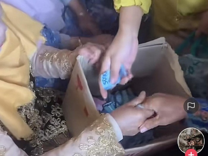 Video viral emak-emak memberi uang tanpa amplop. Video viral emak-emak memberi uang tanpa amplop.