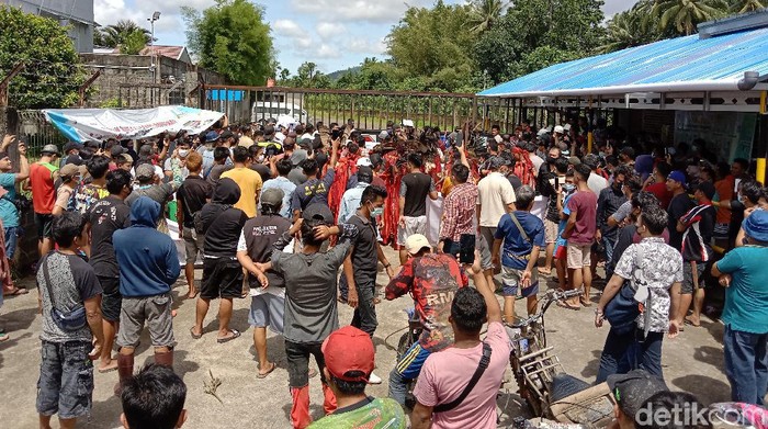 Warga desa di Minahasa Utara, Sulut demo perusahaan tambang. (Trisno/detikcom)