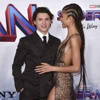 Tom Holland dan Zendaya secara khusus membantah gosip yang menyebutkan perbedaan tinggi badan itu memengaruhi hubungan mereka. “Itu asumsi yang bodoh,” kata bintang film Avengers itu. “Ini normal,” tambah Zendaya. Foto: Jordan Strauss/Invision/AP