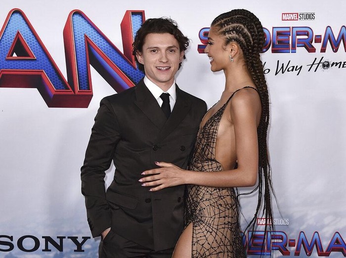 Zendaya dan Tom Holland Tom Holland, left, and Zendaya arrive at the premiere of