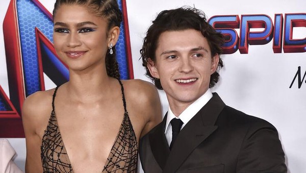8 Foto Mesra Zendaya dan Tom Holland, Beda Tinggi Badan Sering Jadi Sorotan