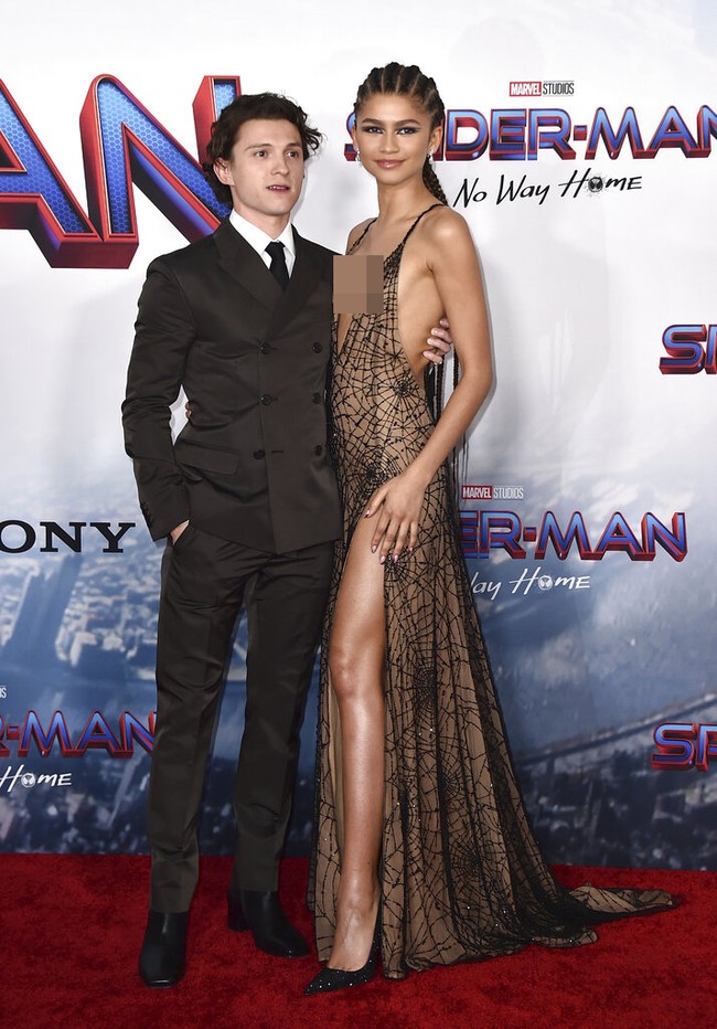 Saat tampil bersama dan berdiri berdekatan ini, Zendaya dan Tom Holland jadi sorotan karena perbedaan tinggi badan mereka. Tom dilaporkan memiliki tinggi badan 172 cm, sedangkan Zendaya 177 cm. Foto: Jordan Strauss/Invision/AP