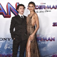 Saat tampil bersama dan berdiri berdekatan ini, Zendaya dan Tom Holland jadi sorotan karena perbedaan tinggi badan mereka. Tom dilaporkan memiliki tinggi badan 172 cm, sedangkan Zendaya 177 cm. Foto: Jordan Strauss/Invision/AP