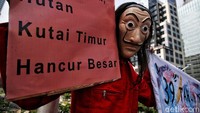 Dalam aksinya mereka menolak kerusakan hutan dan sungai di Kalimantan Timur.