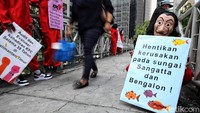 Aksi ini dilakukan dengan cara membentangkan poster dan tulisan di atas JPO Sudirman, Jakarta.