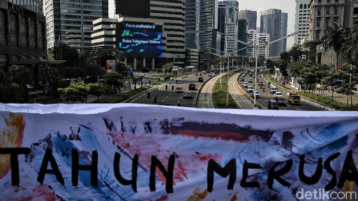 Aksi Tolak Kerusakan Alam Akibat Aktivitas Tambang Kaltim Warga yang tergabung dalam Gerakan Bersihkan Indonesia melakukan aksi damai di kawasan JPO Terbuka, Sudirman, Jakarta Selatan, Kamis (16/12).