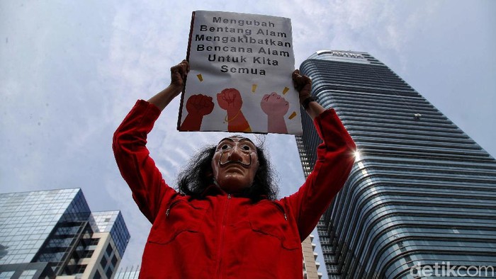 Warga yang tergabung dalam Gerakan Bersihkan Indonesia melakukan aksi damai di kawasan JPO Terbuka, Sudirman, Jakarta Selatan, Kamis (16/12).