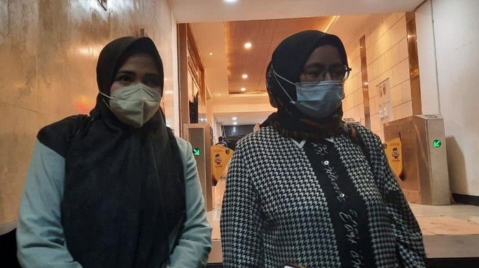 Amalia Fujiawati (kiri) usai diperiksa soal laporan terhadap Bambang Pamungkas