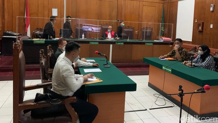 Gugatan anak kiai di Jombang, MSAT, ditolak hakim Pengadilan Negeri (PN) Surabaya. Hakim menilai gugatan yang dilayangkan pemohon kurang pihak.