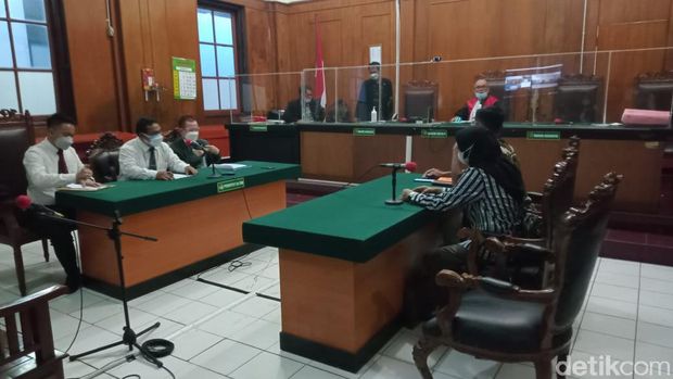 Gugatan anak kiai di Jombang, MSAT, ditolak hakim Pengadilan Negeri (PN) Surabaya. Hakim menilai gugatan yang dilayangkan pemohon kurang pihak.