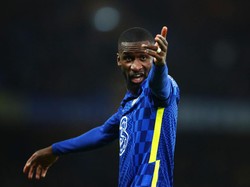Bek tengah Chelsea, Antonio Rudiger juga belum memperpanjang kontrak yang mana akan habis di musim panas mendatang. Rudiger diyakini bisa jadi pendamping Militao di pos bek tengah, nantinya David Alaba digeser ke bek kiri (Getty Images/Marc Atkins)
