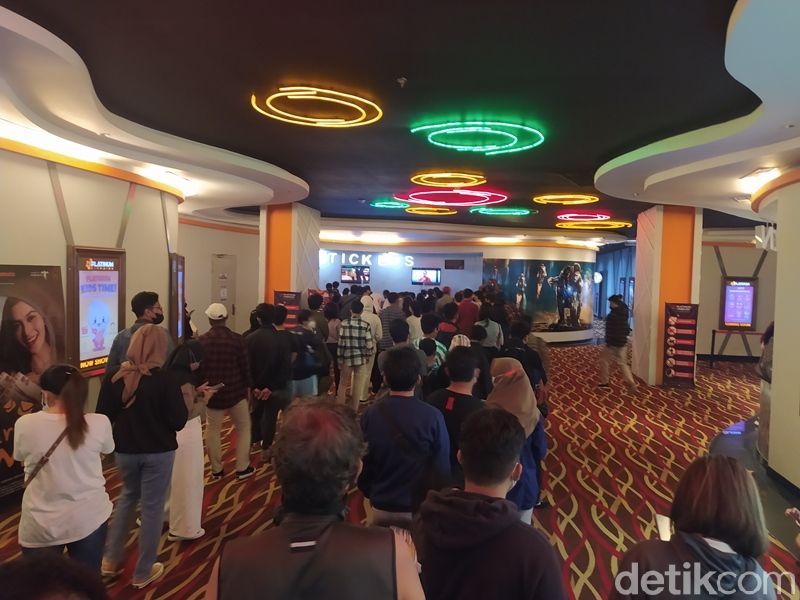 Antrean tiket Spider-Man: No Way Home di Platinum Cineplex Artos Mall, Magelang.