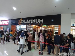Rela Berjam-jam Antre Tiket Film Spider-Man di Magelang