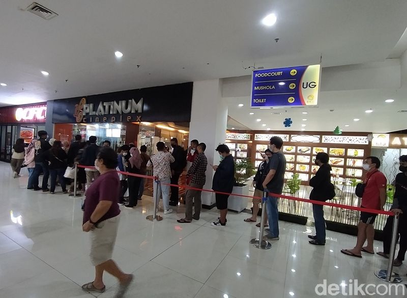 Antrean tiket Spider-Man: No Way Home di Platinum Cineplex Artos Mall, Magelang.