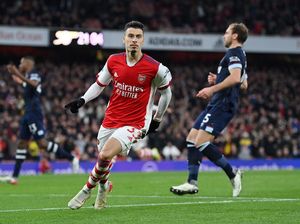 Insiden Penonton Masuk Lapangan Warnai Kemenangan Arsenal