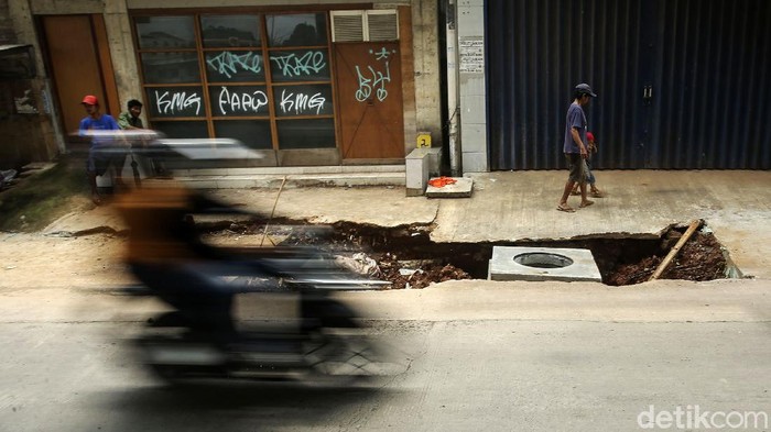 Awas! Ada Lubang Tak Tertutup di Kalimalang Bekasi Sejumlah kendaraan melintas di jalan raya Kalimalang, Bekasi, Kamis (16/12/2021). Lubang-lubang yang berasal dari proyek nampak tak tertutup.