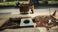 Lubang-lubang proyek itu tampak menganga karena belum ditutup.