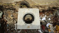 Petugas yang ada di lokasi mengatakan proyek ini telah dilakukan dalam waktu satu bulan lebih. Lubang-lubang ini dikatakannya sebagai saluran air.