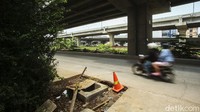 Para pengendara harap berhati-hati saat melintas di jalan tersebut.