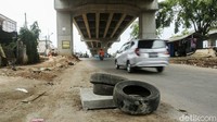Ada pula lubang yang ditutup seadanya oleh warga agar tidak mencelakakan pengendara.