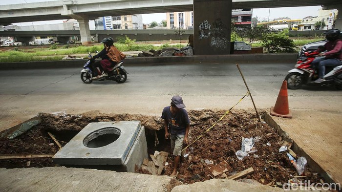 Sejumlah kendaraan melintas di jalan raya Kalimalang, Bekasi, Kamis (16/12/2021). Lubang-lubang yang berasal dari proyek nampak tak tertutup.