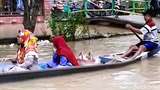 Desa di Lamongan Ini Seminggu Banjir, Warga Gunakan Perahu Pengganti Motor