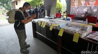 Kasus kedua merupakan tindak pidana narkoba jenis sabu dengan tersangka HS yang diungkap pada 2015. Nilai total aset dan barang bukti yang disita petugas sekitar Rp 9,8 miliar.