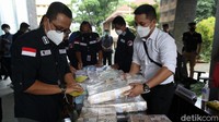 Kemudian kasus yang ketiga terkait penjualan obat ilegal dengan pabrik yang berada di Yogyakarta dengan lima tersangka yakni SD, DSR, EP aliad Y, LFS alias C, dan FT. Total nilai aset dan barang bukti yang dikenakan TPPU senilai Rp 30,5 miliar.