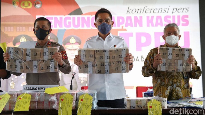 Bareskrim Pamerkan Duit Rp 338 M Hasil Pencucian Uang Narkoba Bareskrim Polri menggelar jumpa pers terkait Tindak Pidana Pencucian Uang hasil kejahatan narkoba. Duit sebanyak Rp 338 miliar juga dipamerkan.