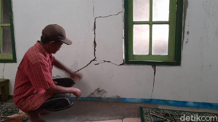 Tanah gerak terjadi di Desa Majalengka, Kecamatan Bawang, Banjarnegara, Jawa Tengah. Sejumlah rumah warga dan musala rusak.