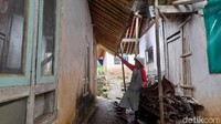 Selain itu, tanah gerak ini juga mengancam sekitar 20 rumah warga yang berada di sekitar lokasi tersebut. Untuk sementara ini, jika terjadi hujan dengan intensitas tinggi, pihak desa mengimbau warga untuk mengungsi ke tempat yang lebih aman.