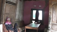 Salah satu pemilik rumah, Sangaji, mengatakan tanah gerak yang terjadi di sekitar tempat tinggalnya membuat rumah rusak. Bahkan, rumah yang ia tempati dinding di sisi depan sempat ambruk.