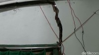 Ia menyebut, lebar keretakan dinding rumah terus bertambah jika terjadi hujan lebat. Kondisi ini membuat warga takut jika rumah yang ditempati roboh.