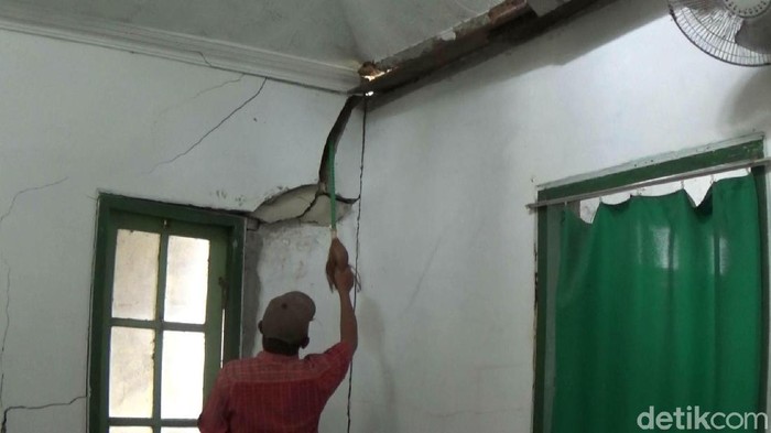 Tanah gerak terjadi di Desa Majalengka, Kecamatan Bawang, Banjarnegara, Jawa Tengah. Sejumlah rumah warga dan musala rusak.