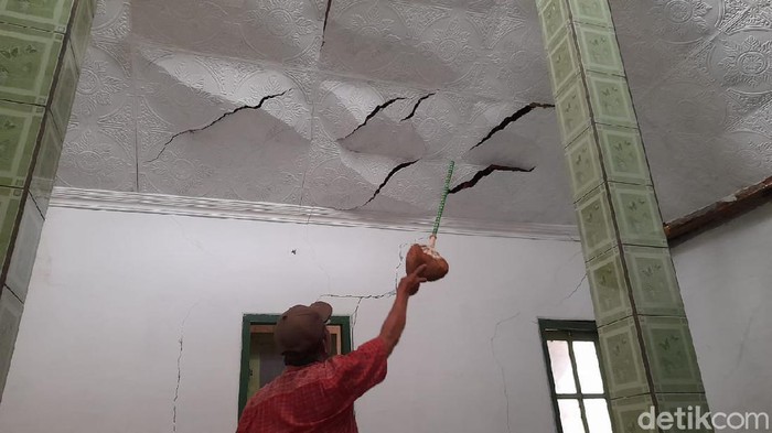 Begini Dampak Kerusakan Tanah Gerak di Bajarnegara Tanah gerak terjadi di Desa Majalengka, Kecamatan Bawang, Banjarnegara, Jawa Tengah. Sejumlah rumah warga dan musala rusak.