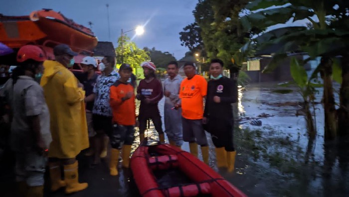 BPBD Pemkab Klaten mengecek lokasi luapan di Desa Kingkang, Wonosari, Kamis (16/12/2021).