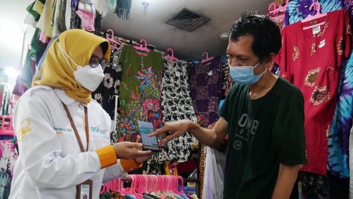 BSI-PD Pasar Jaya Gelar Grebek Pasar PT Bank Syariah Indonesia Tbk. atau BSI mendorong pertumbuhan pembiayaan gadai emas dan cicil emas melalui program grebek pasar di 23 titik pasar di wilayah Jakarta yang dikelola oleh PD Pasar Jaya.
