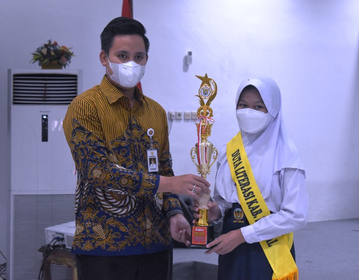 Bupati Kendal Foto Bersama dengan Penerima Beasiswa