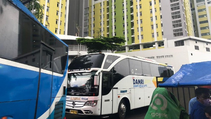 Bus Damri yang mengantar penumpang dari LN untuk karantina meninggalkan Rusun Pasar Rumput, Kamis (17/12/2021)