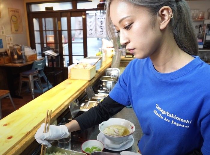 Cantiknya Penjual Ramen Ini Bikin Pengunjung Betah Makan di Restorannya