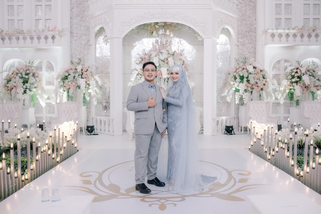 Wolipop sudah menghubungi Hosea (62), generasi pertama pemilik Ming Art Decoration dan Renhad Otniel Hosea (30), generasi kedua. Mereka adalah pihak vendor dekorasi yang hasil karyanya viral tersebut. Keduanya mengungkapkan kisah di balik dekorasi pernikahan di gang sempit bak hotel mewah. Foto: Dok/@mingart.decoration_karawang.