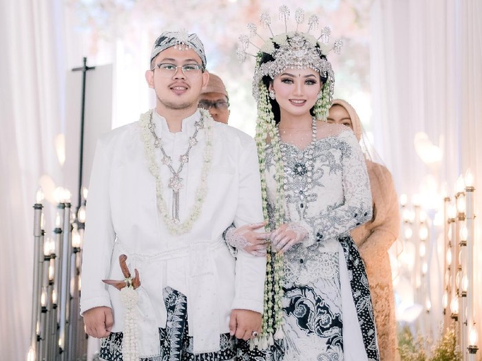 Dekorasi pernikahan viral di gang sempit. Dekorasi pernikahan viral di gang sempit.